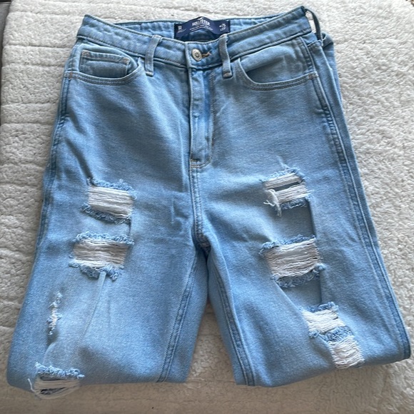 Hollister Ultra High Rise Mom Jean - Picture 2 of 4